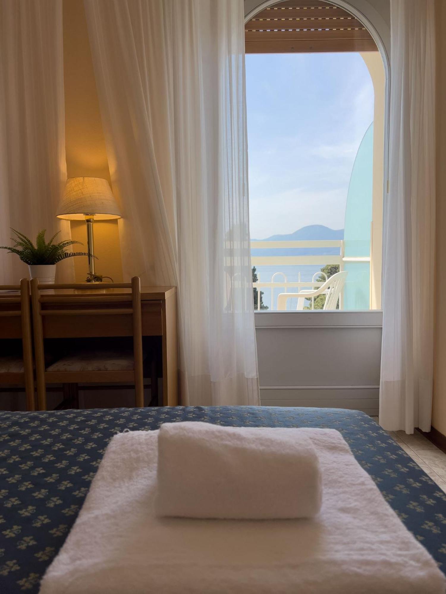 Hotel Benacus Torri Del Benaco Zewnętrze zdjęcie