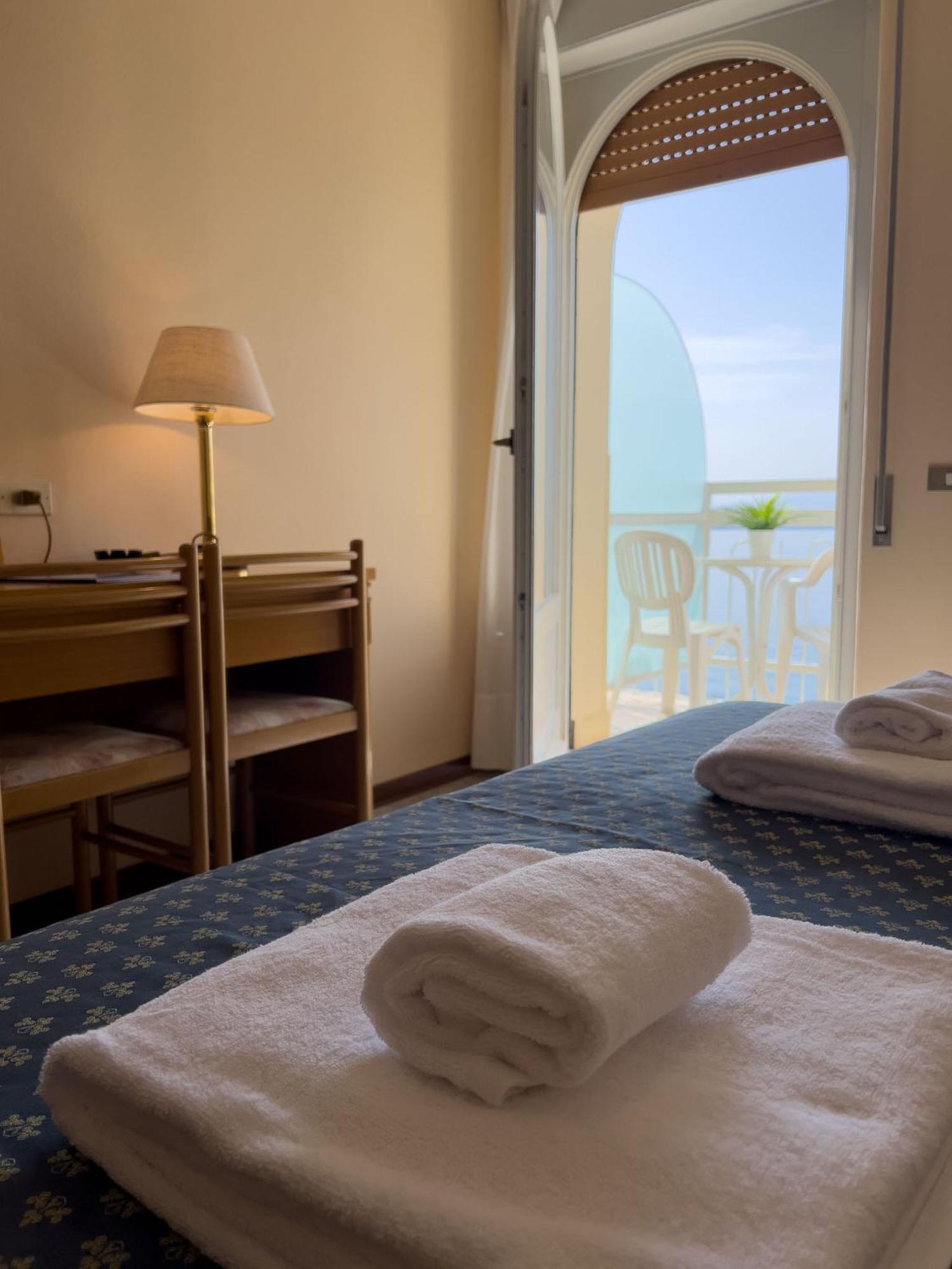 Hotel Benacus Torri Del Benaco Zewnętrze zdjęcie